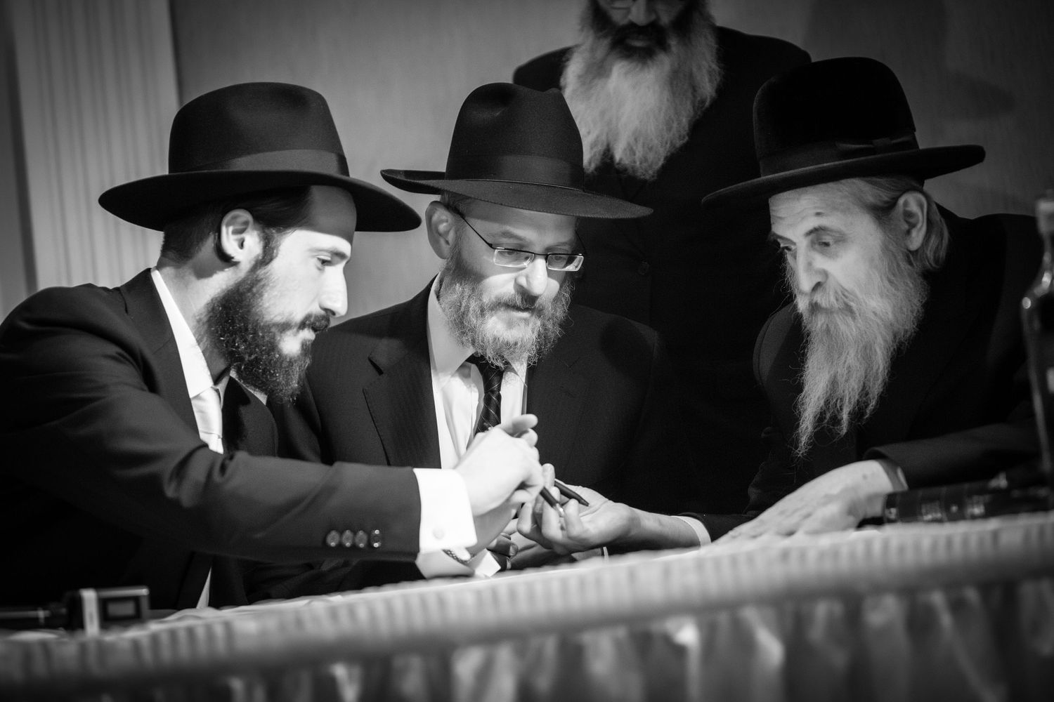 Jewish wedding, Hossons Tische at Marina Del Rey, Bronx, NY, jewish wedding photographer by benjamin kohen
