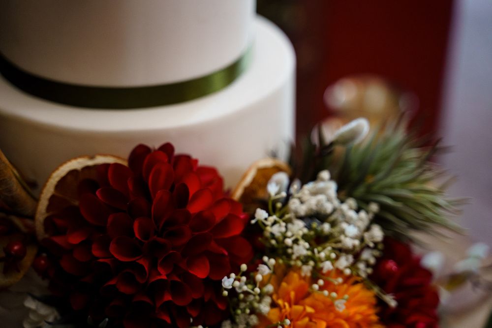 Winter flowers on a cake for a winter wedding.