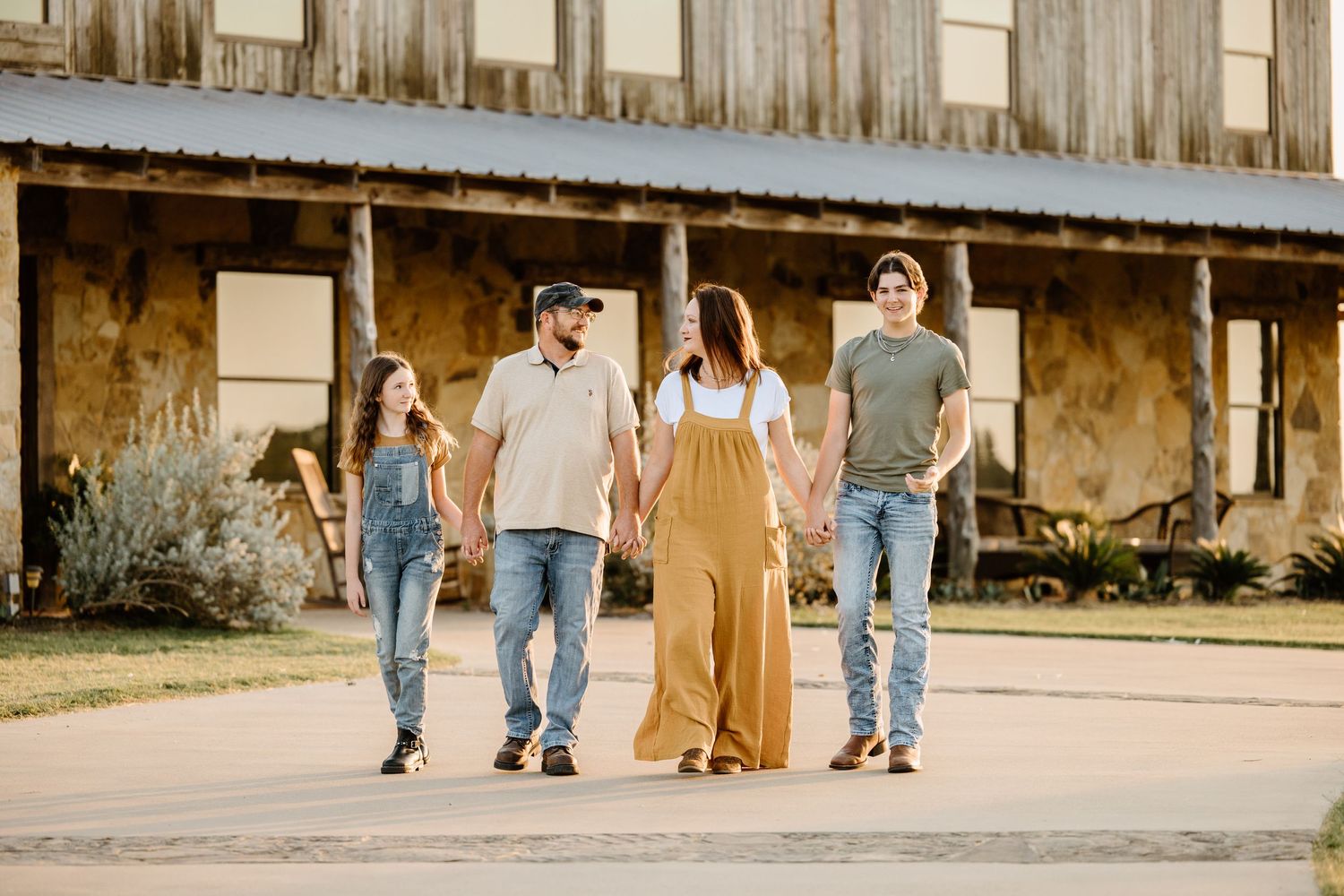 family pictures- family photoshoot- family picture ideas- happy family pictures- fall outfits for family pictures