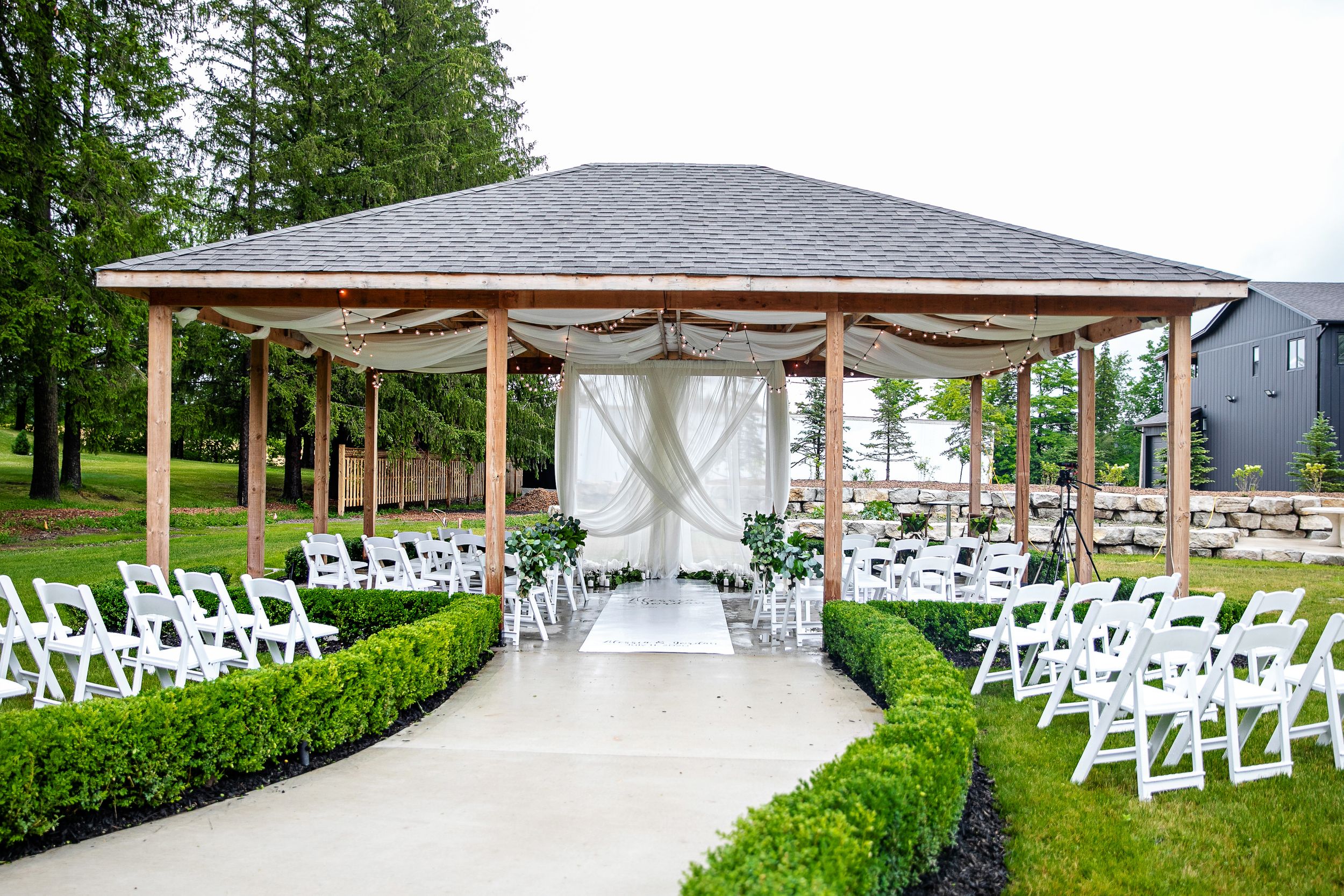 Cute and quirky little wedding in Schomberg and Arlington Estate by photographer Shawn Van Daele