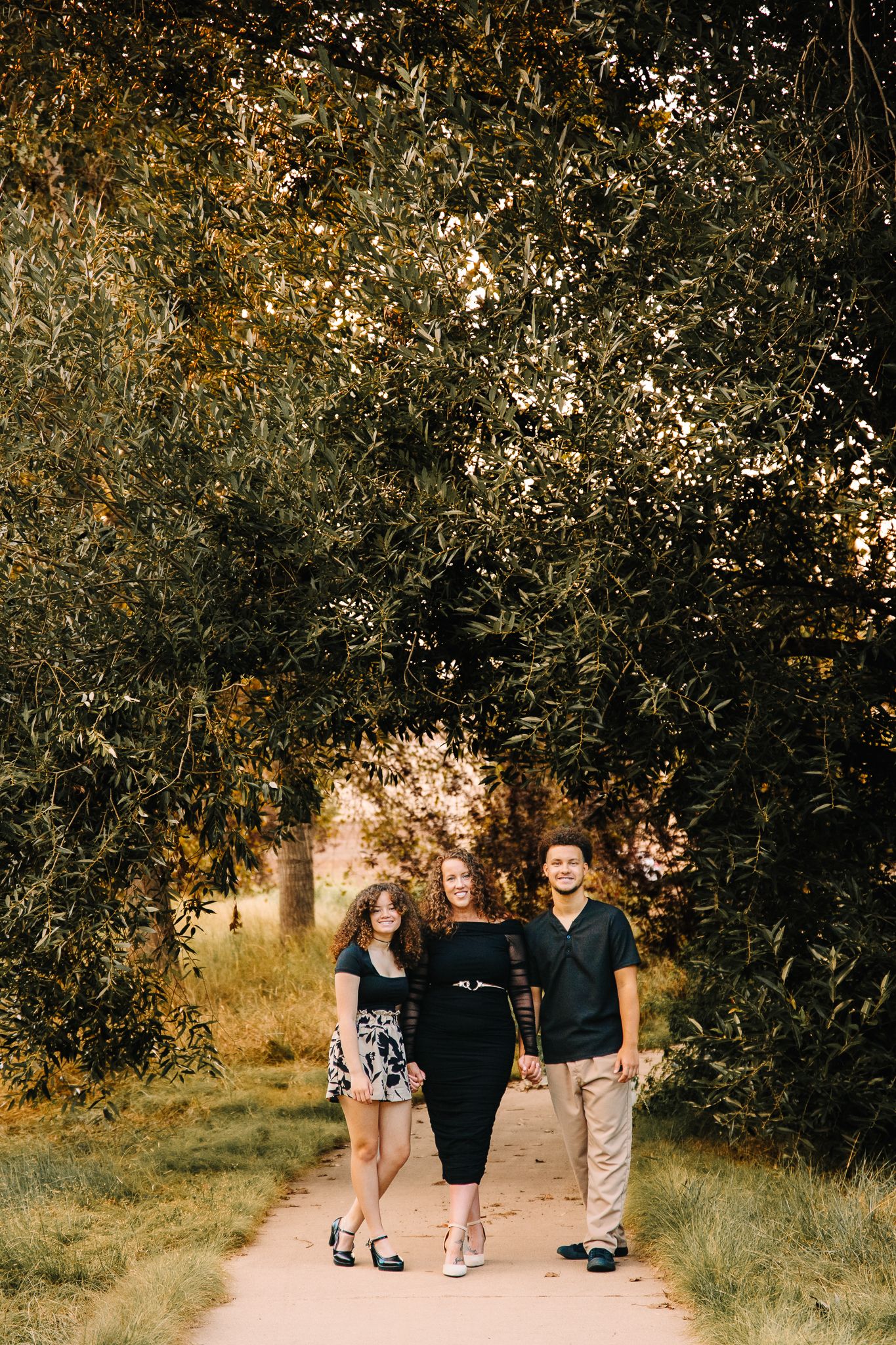 professional extended family photo session in rocky mountains in colorado. family of 4 posing in the mountains.liz rivas illuminating images