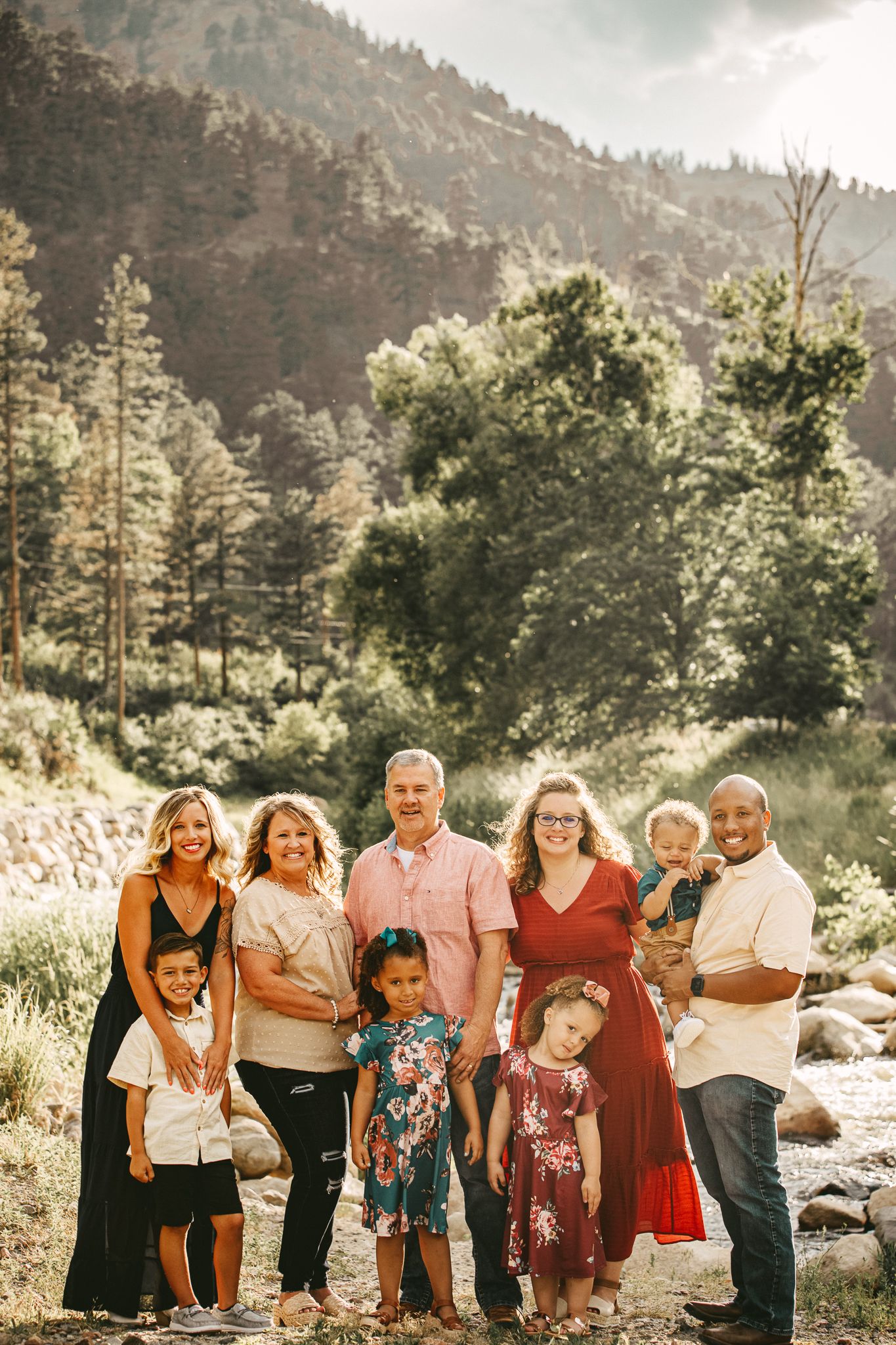professional extended family photo session in rocky mountains in colorado. family of 8 posing in the mountains. liz rivas illuminating image