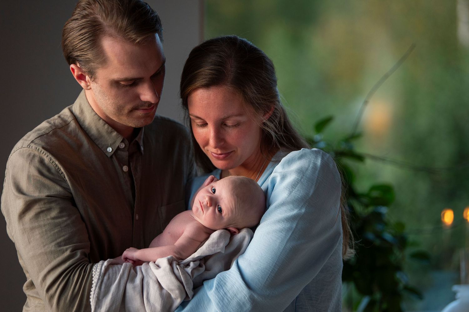 liten nybildad familj med mor, far och son