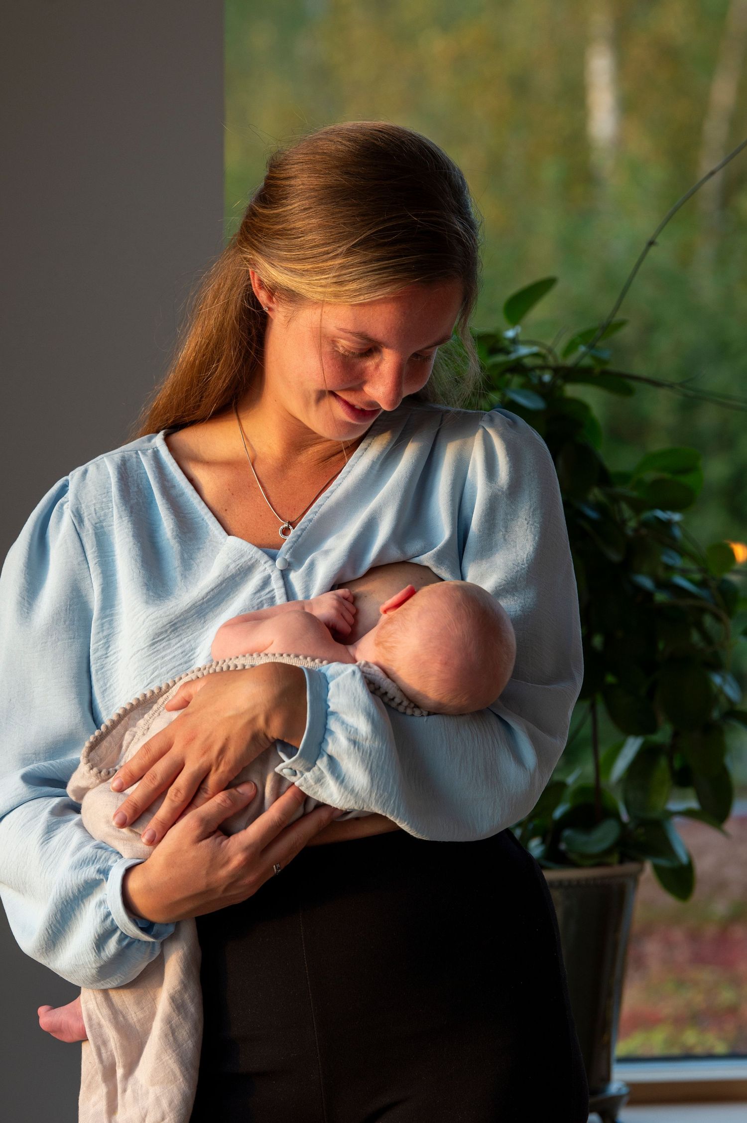 Mor med sin nyfödda son i sin famn