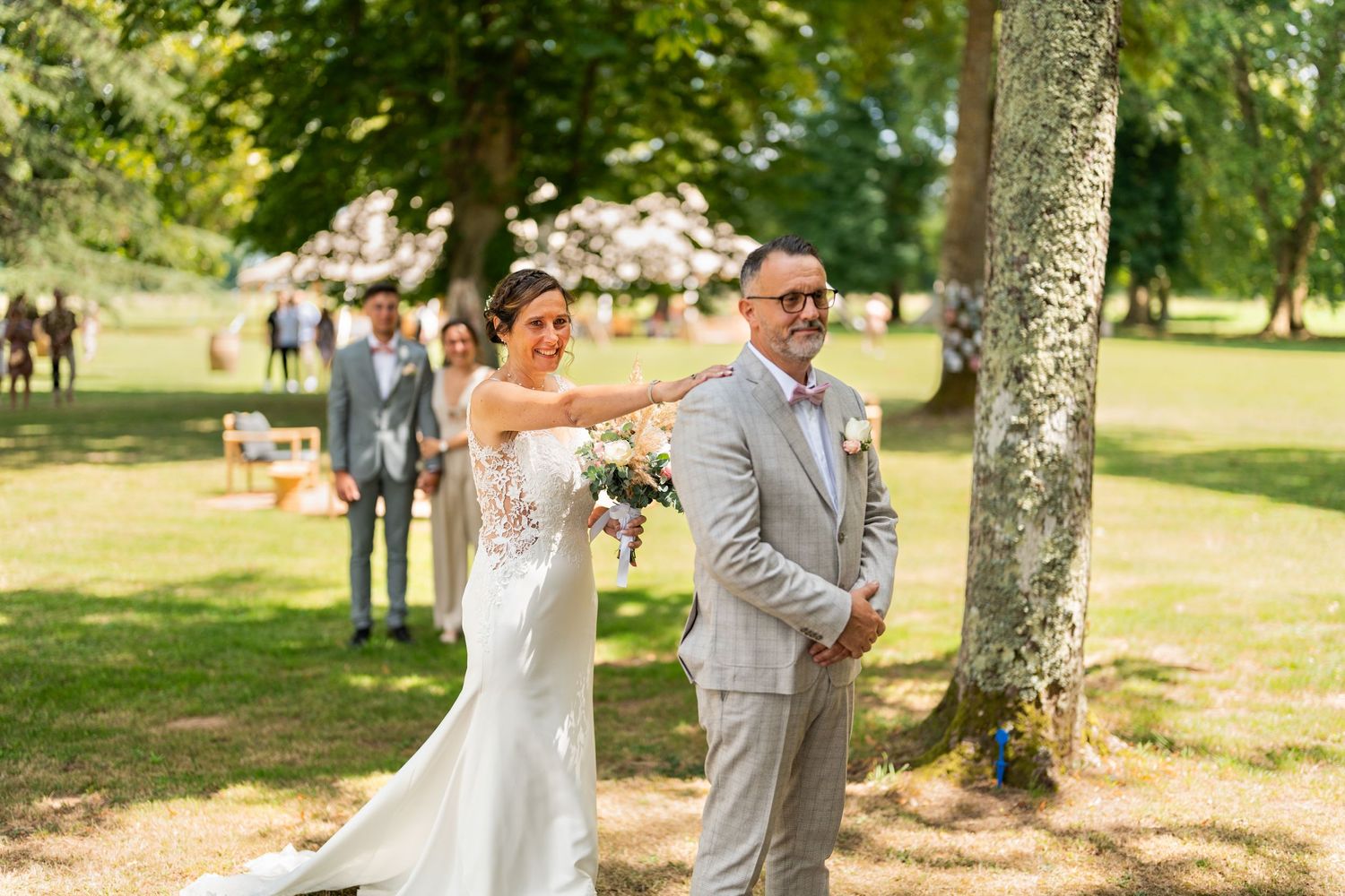 rencontre en tenues de mariage, émotions, souvenir inoubliable, photographe mariage, amour