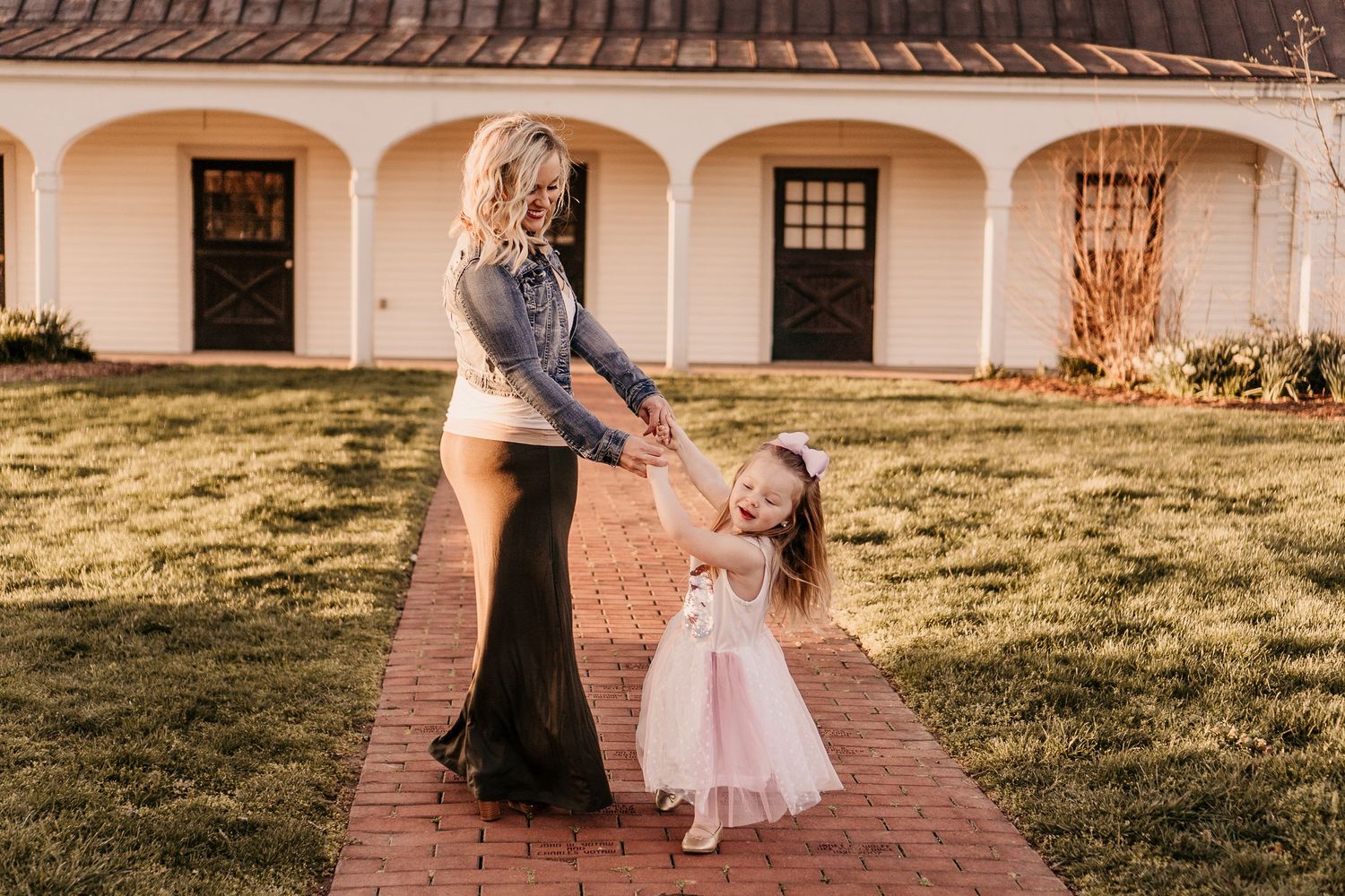 white barn mommy and me family photographer queeny park