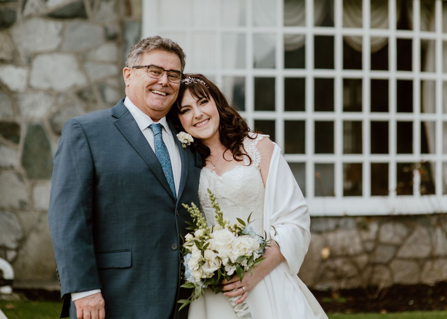 father-daughter-wedding-photo-ideas-romantic-wedding-venue-charming-cottage-rowena's-inn