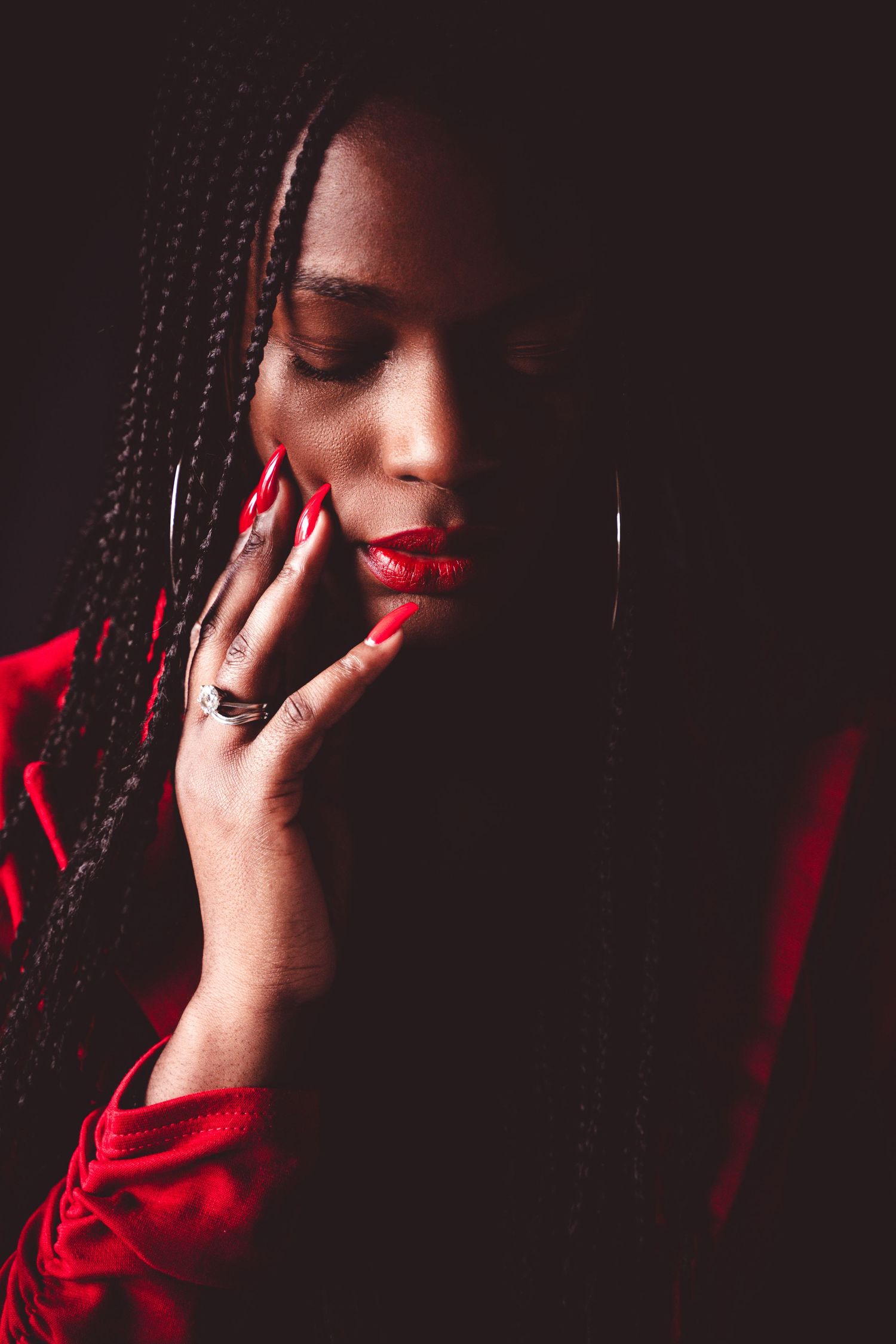 Een bijzonder beauty portret van een donkere vrouw met rode lippenstift