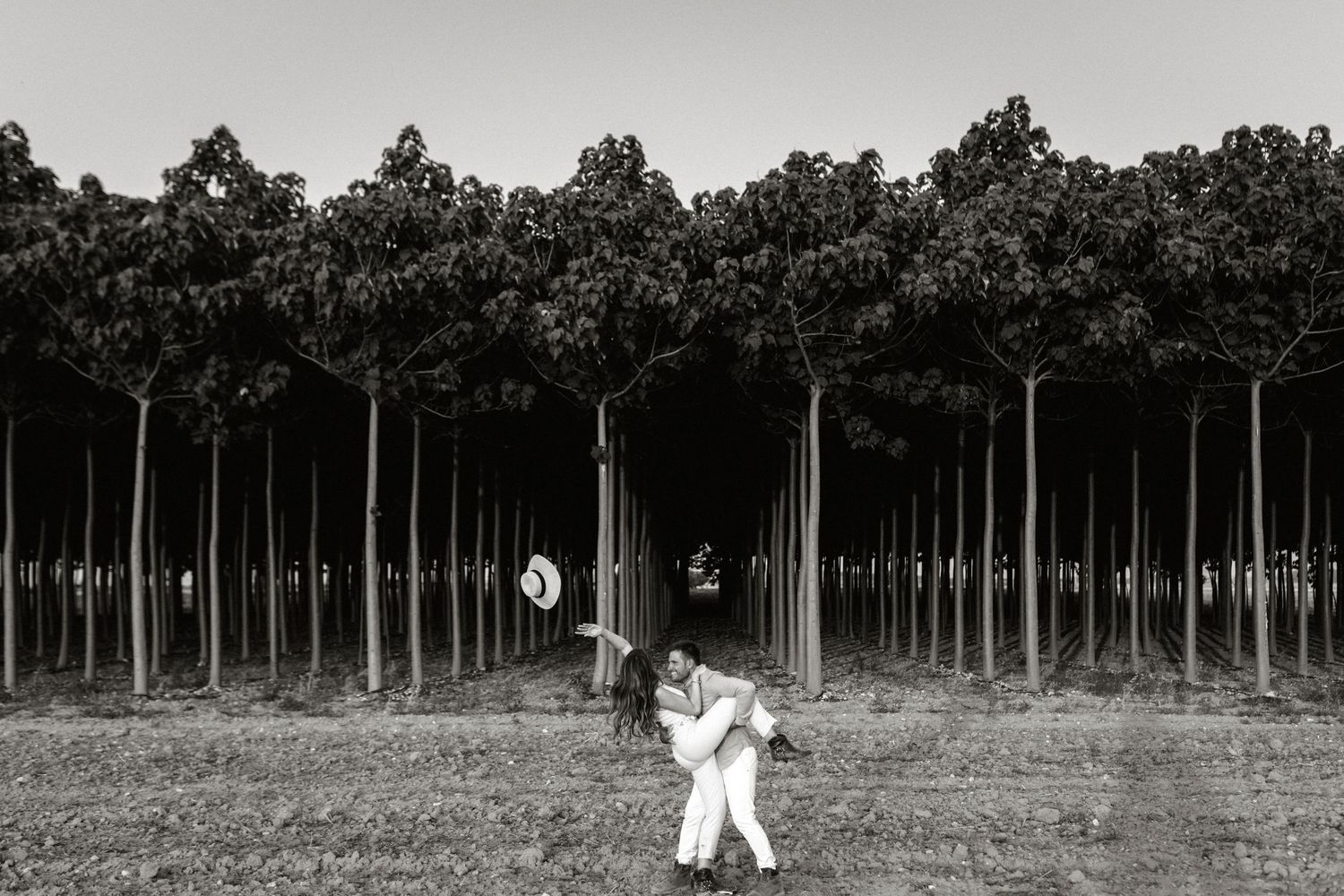 Puglia - couple - prematrimoniale - sessione di coppia - natura - bosco - piantagione di Paulonia - wedding photographer