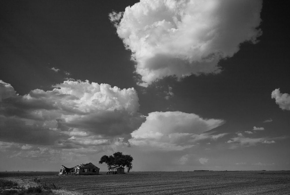 An abandoned farmhouse in the Texas panhandle shows that it’s best days are behind it as it collapses in on itself.