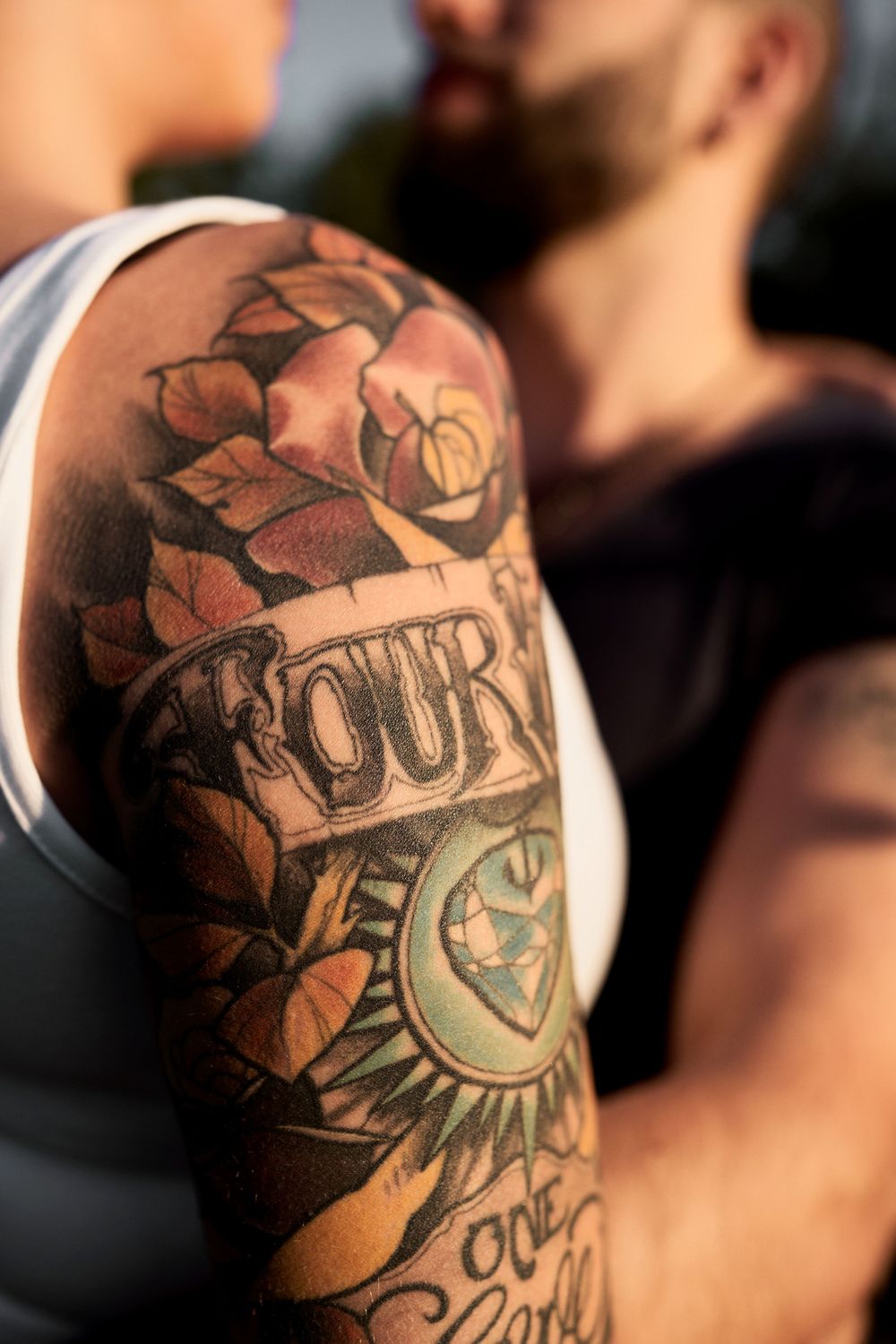 photographie de detail il s'agit de tatouages sur le bras du modele au parc de noisiel en seine et marne