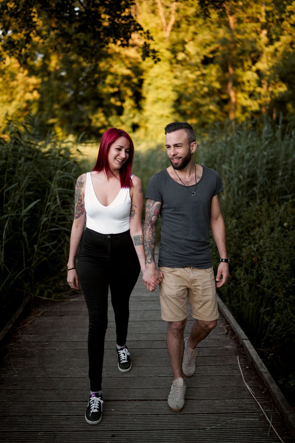 photo de couple en train de marcher sur un ponton au parc de noisiel