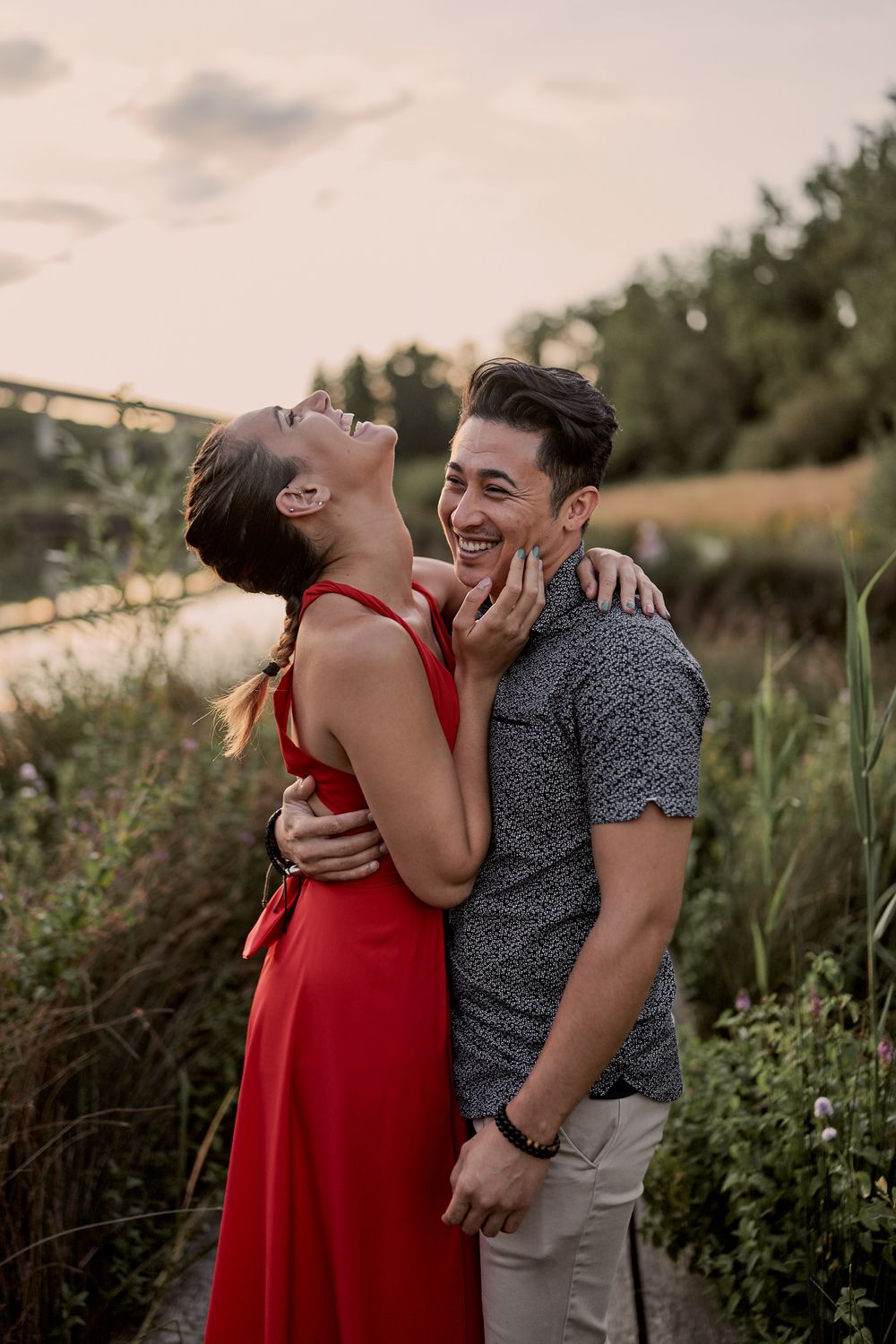 session photos de couple amoureux dans un endroit champetre par michael vinitzki