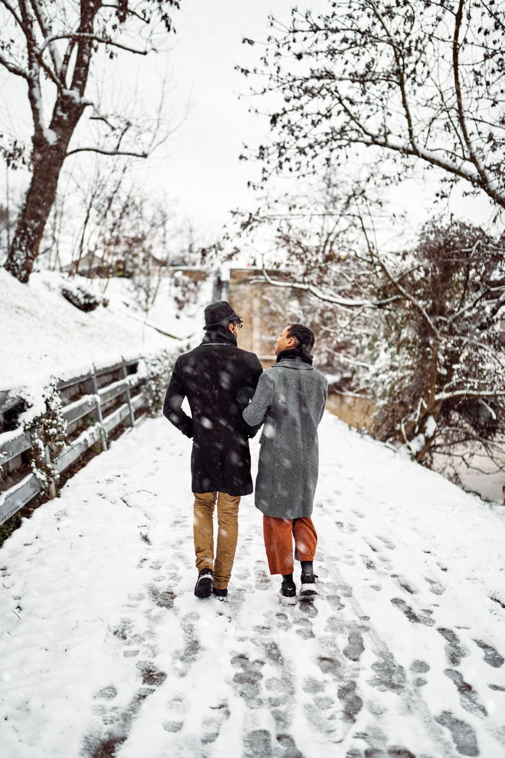 couple qui se balade a pomponne pendant qu'il neige