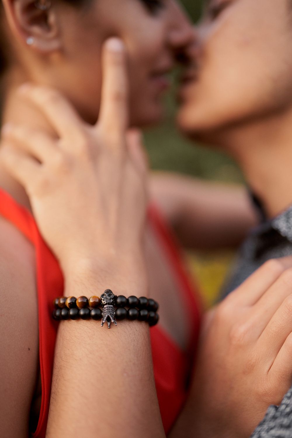 photo de gros plan sur bracelet pendant un shooting de couple a coupvray par vinitzki michael