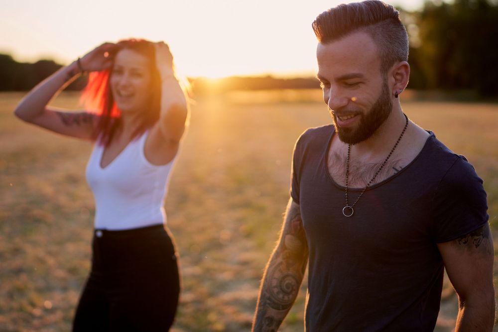 couple complices se faisant photographié au parc de noisiel en seine et marne pendant un coucher de soleil