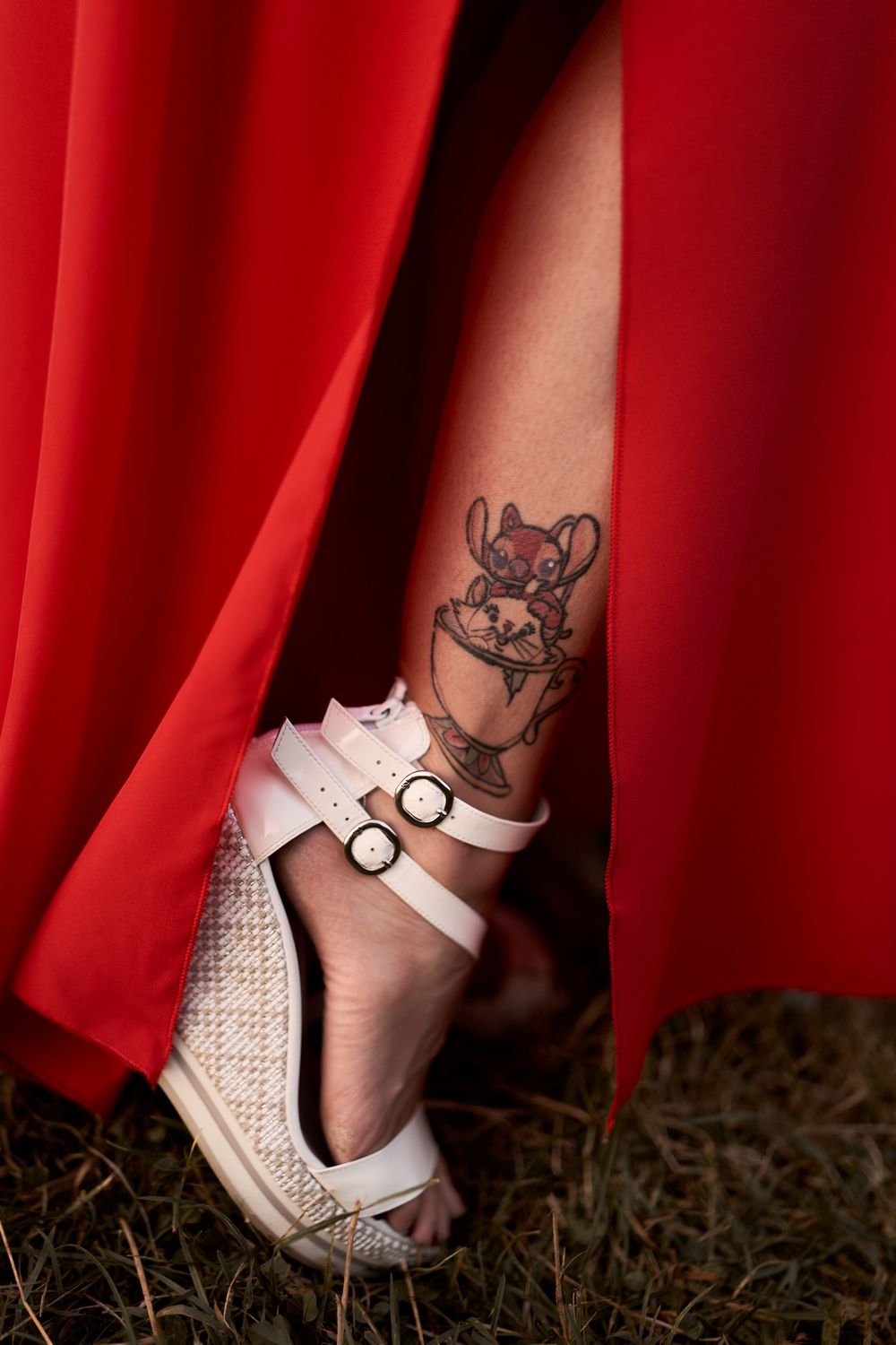 photo de detail d'un tatouage disney sur la cheville