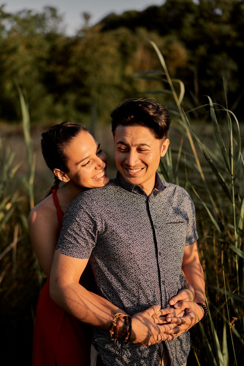 seance photo d'engagement dans un champs a coupvray au coucher de soleil par les amoureux photographie