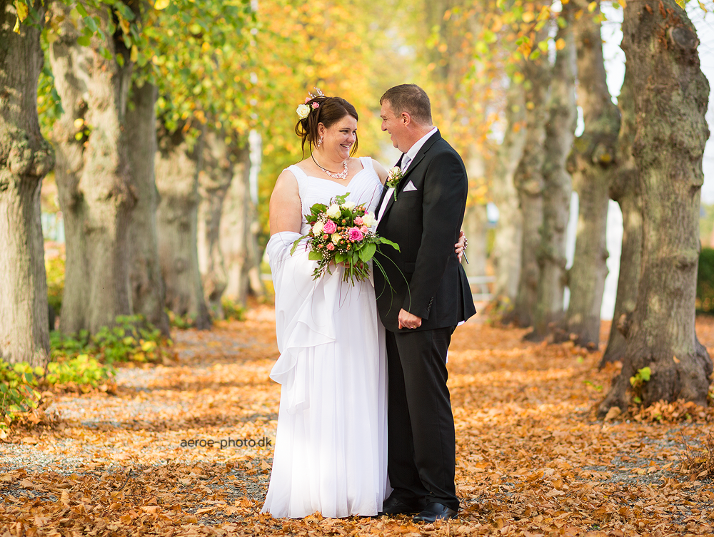 Wedding couple with autumn colors.