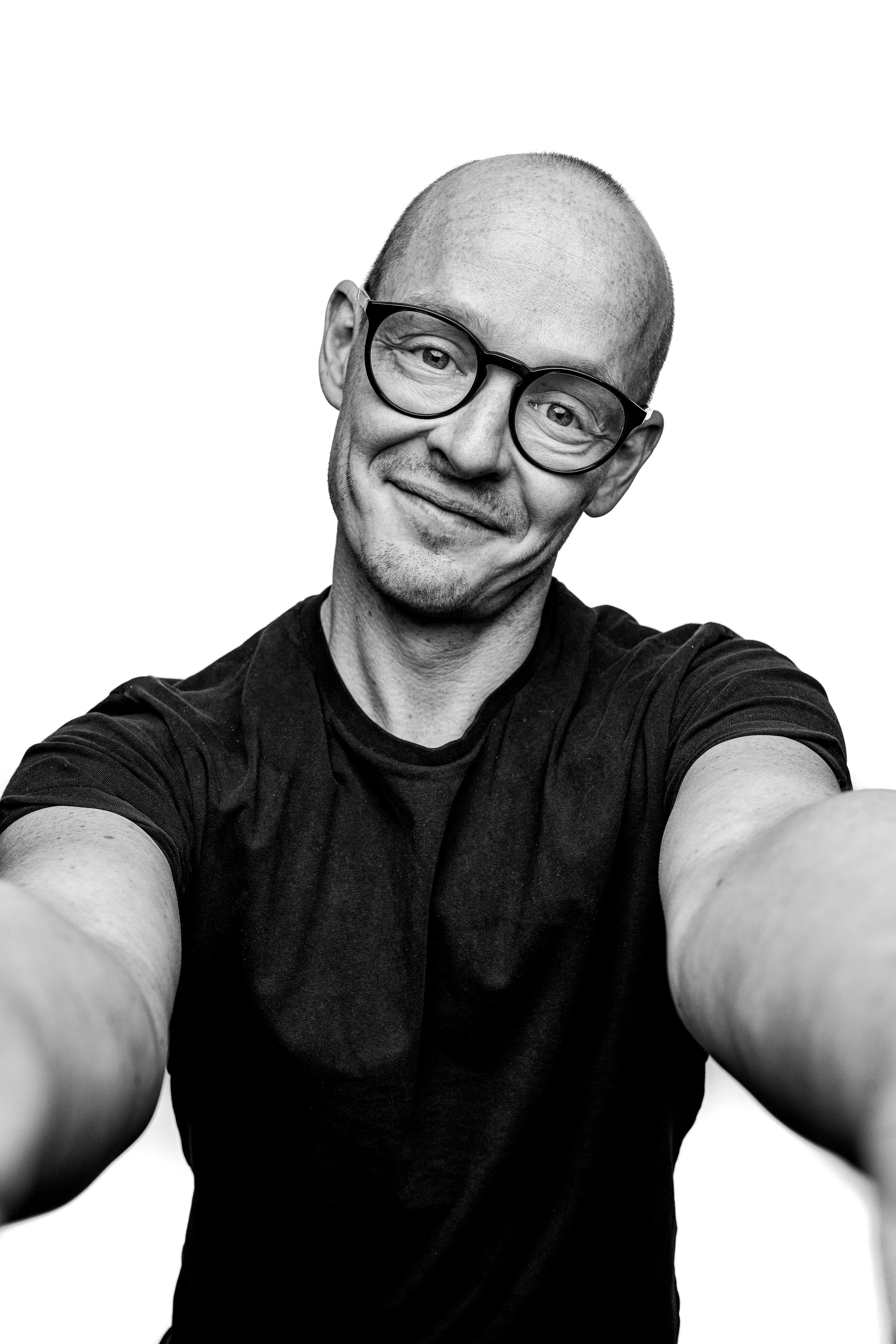 Tobias Schwertmann Portrait schwarz weiß Fotograf