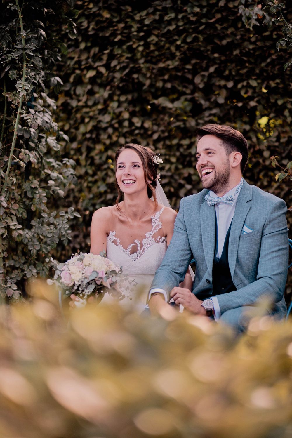 couple d'amoureux riant dans les jardin du domaine de vatimesnil