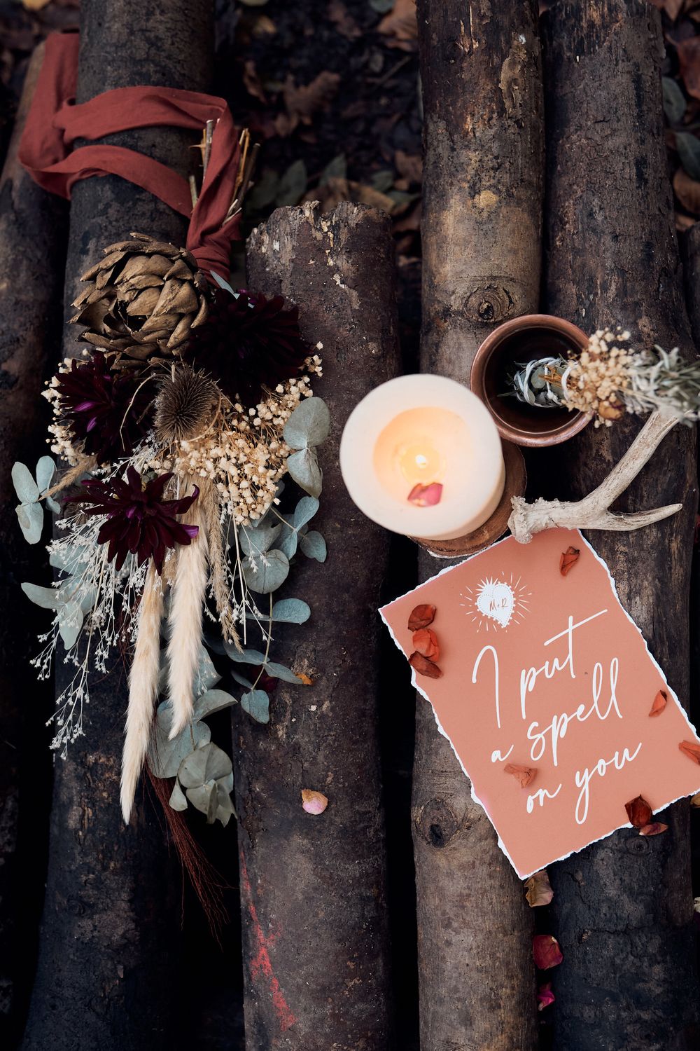 decoration et papeterie de mariage avec fleurs sechees theme magique dans les bois