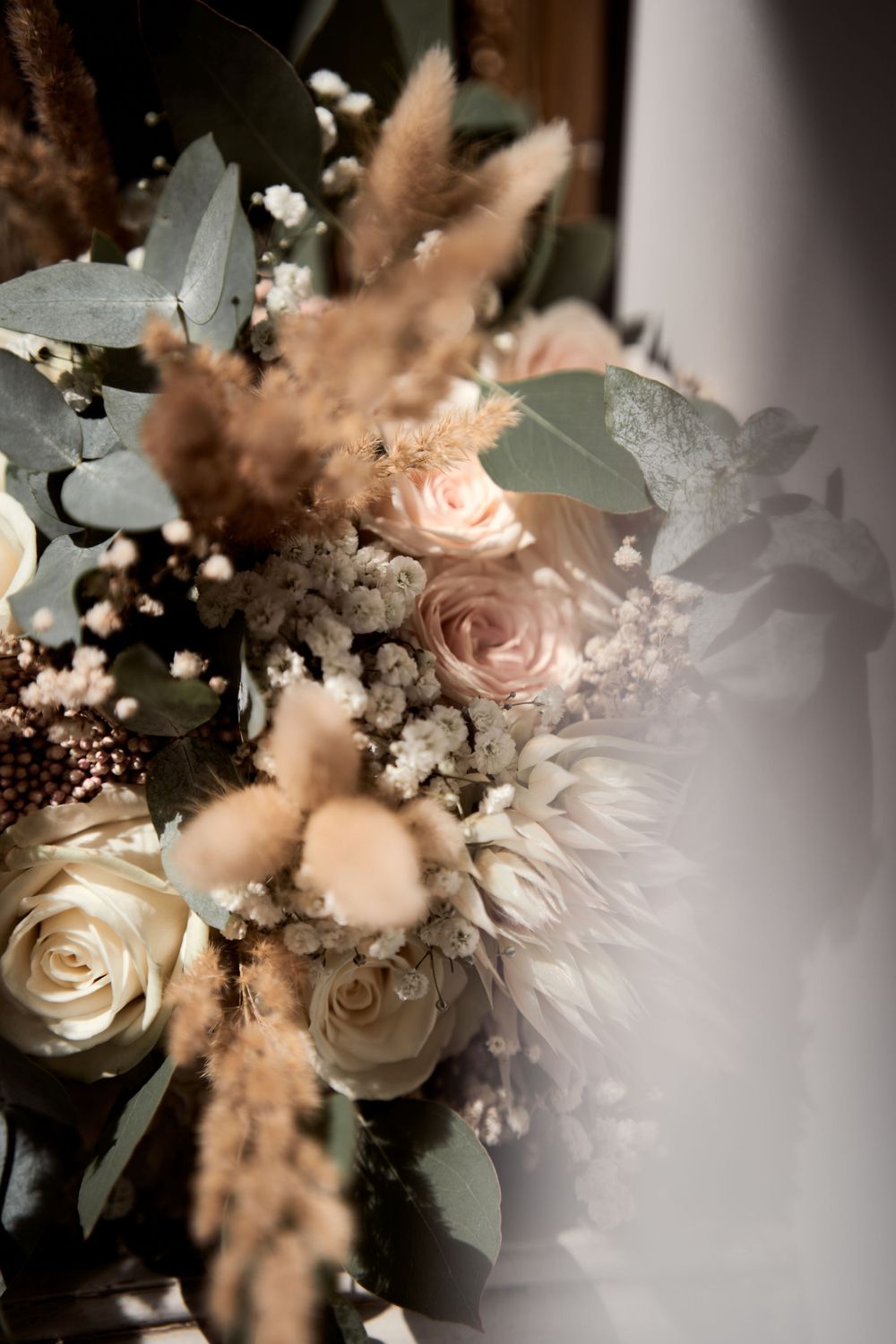 photo d'un bouquet de fleurs de mariage pendant les préparatifs