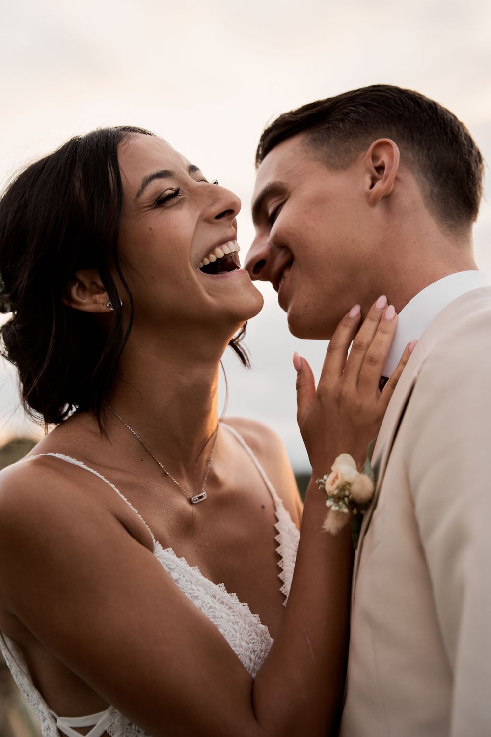 photographe de mariage en train de prendre un couple pendant une séance