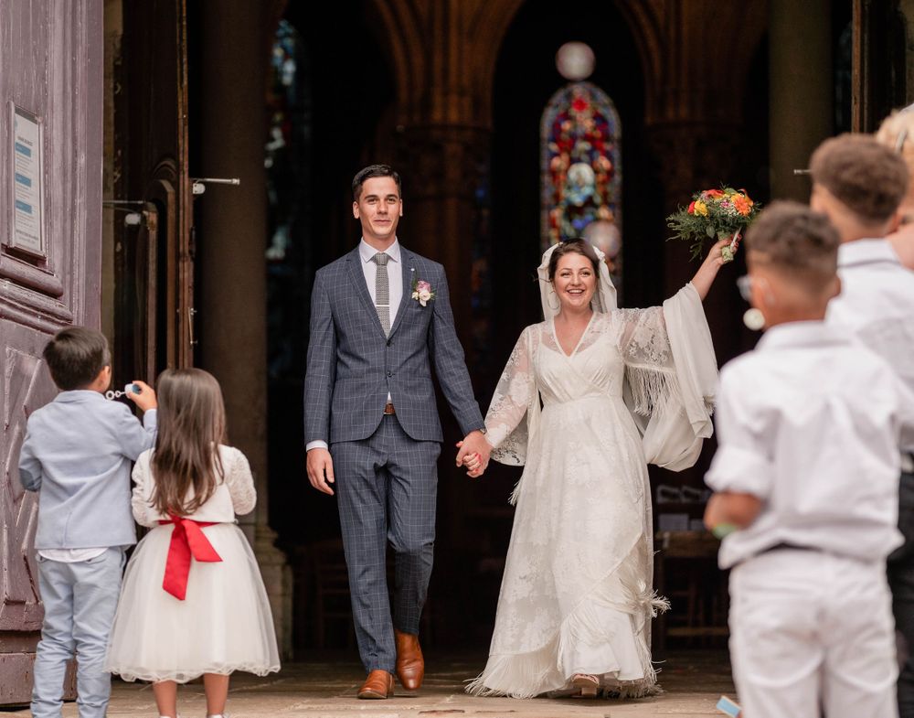 sortie de couple de maries de l'eglise de lagny sur marne