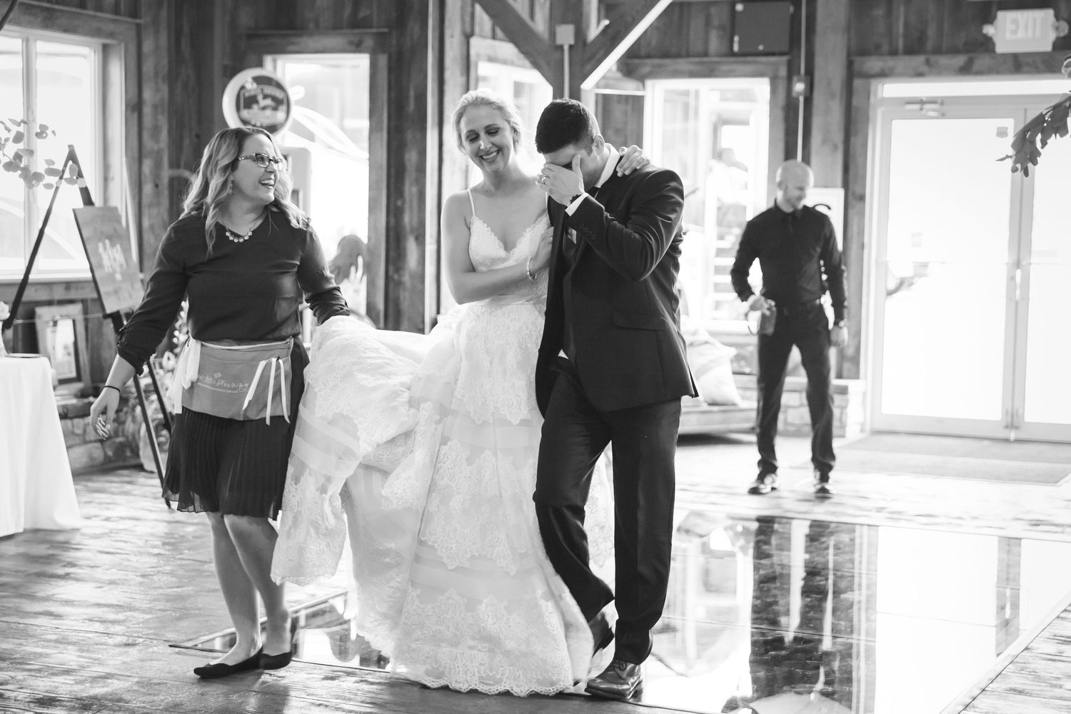 Dixon IL Wedding Photographer || Barnacopia Polo IL Wedding