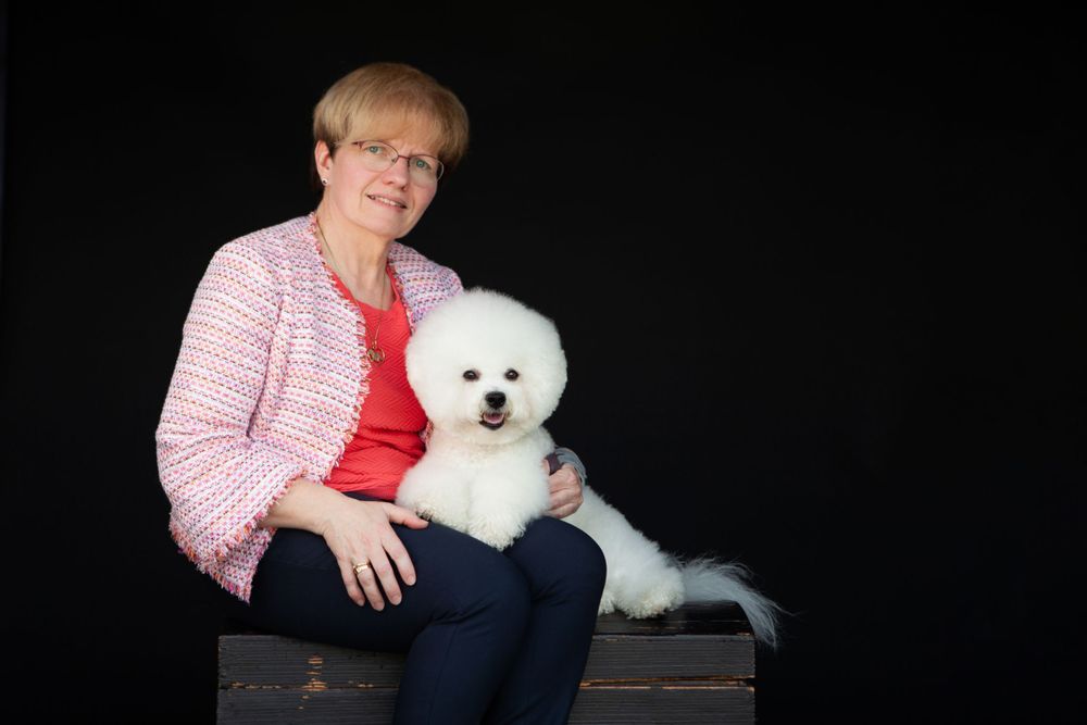 Bichon Frisé met eigenaresse samen op de foto
