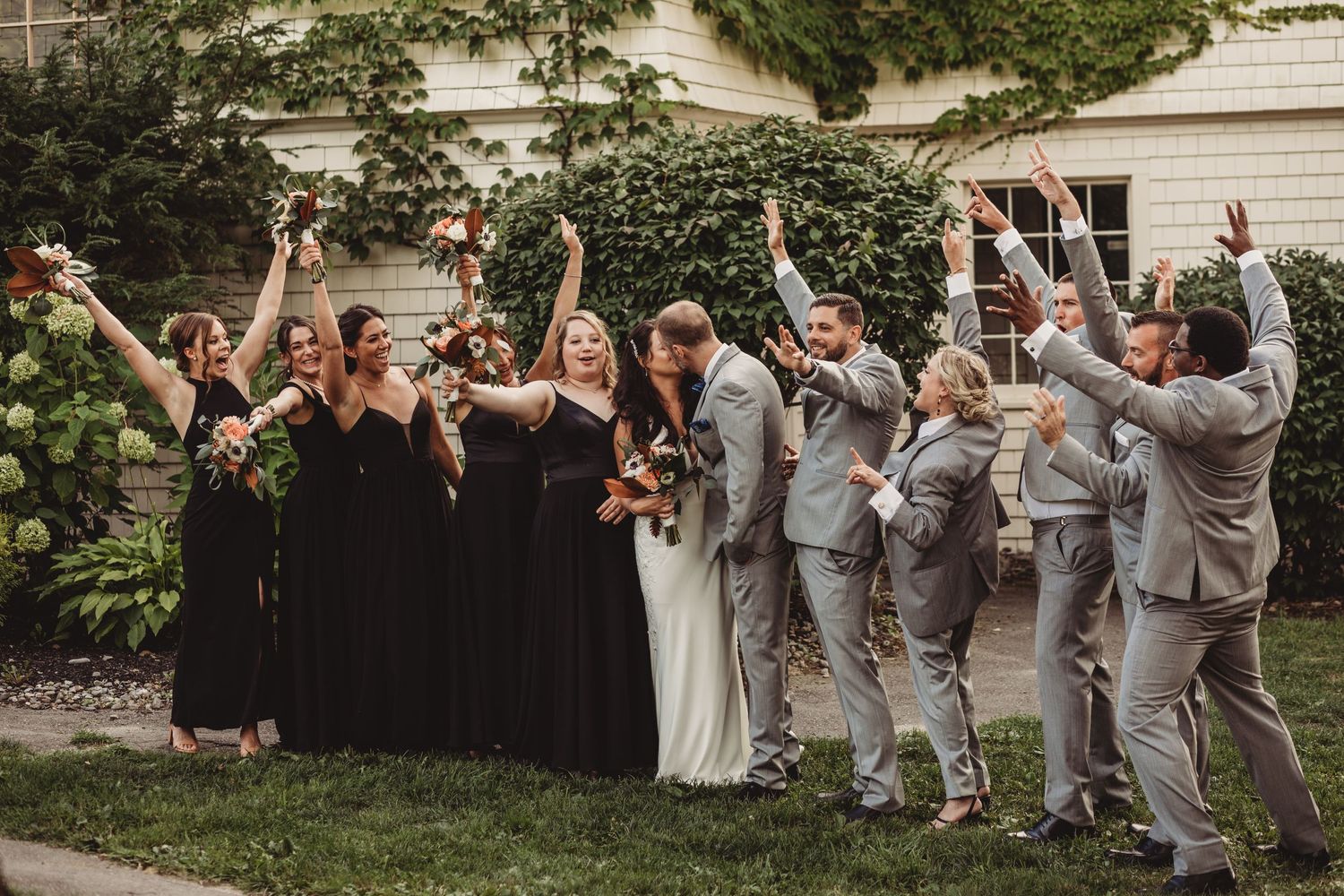Professional wedding photo - bride and groom and wedding party