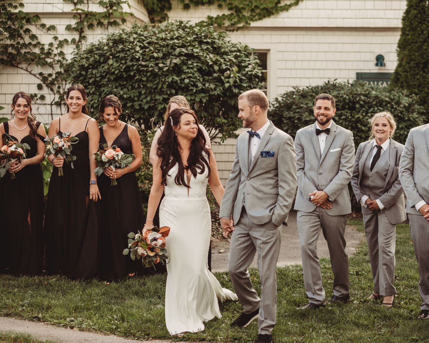 Professional wedding photo - bride and groom and wedding party