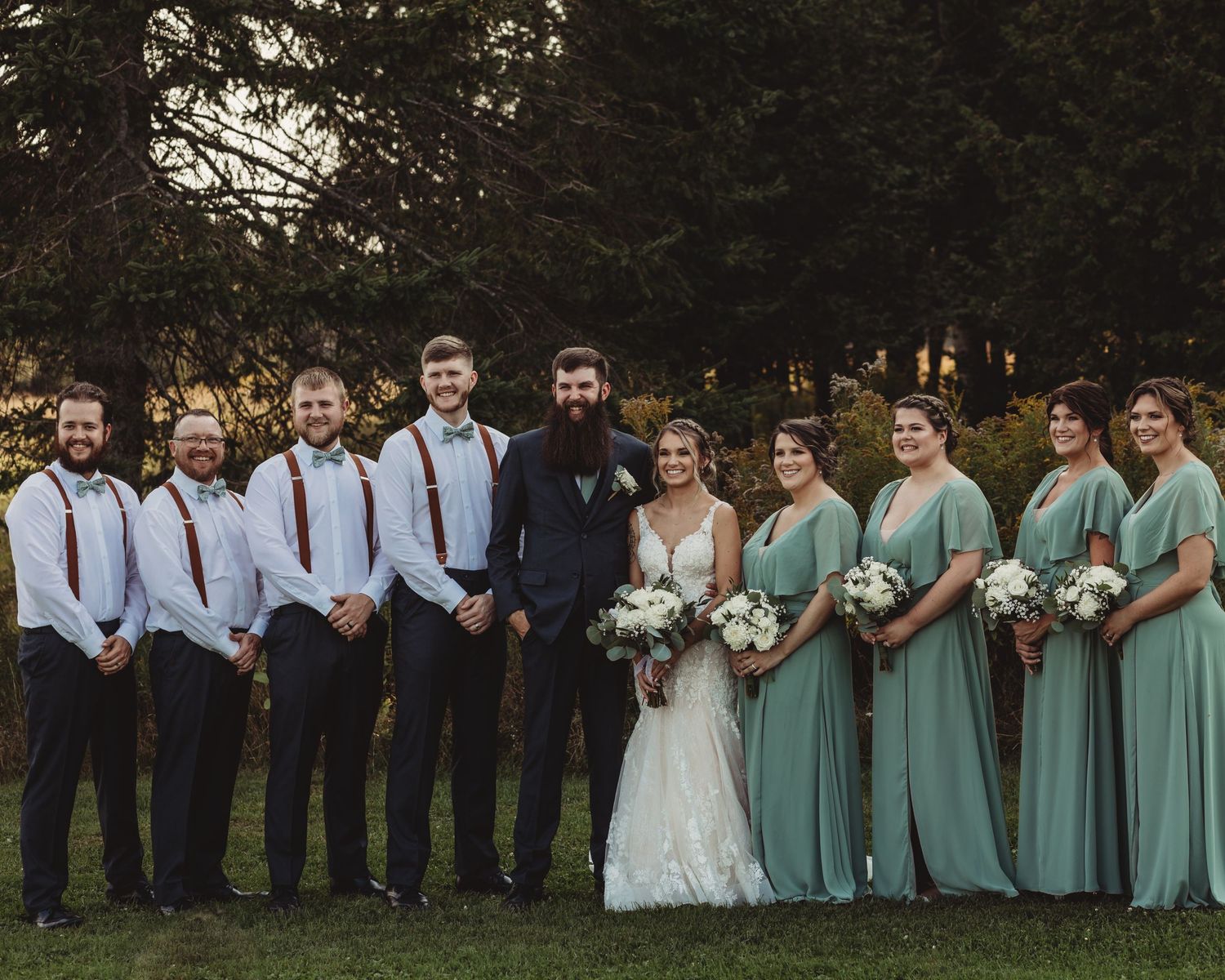 Professional wedding photo - bride and groom and wedding party