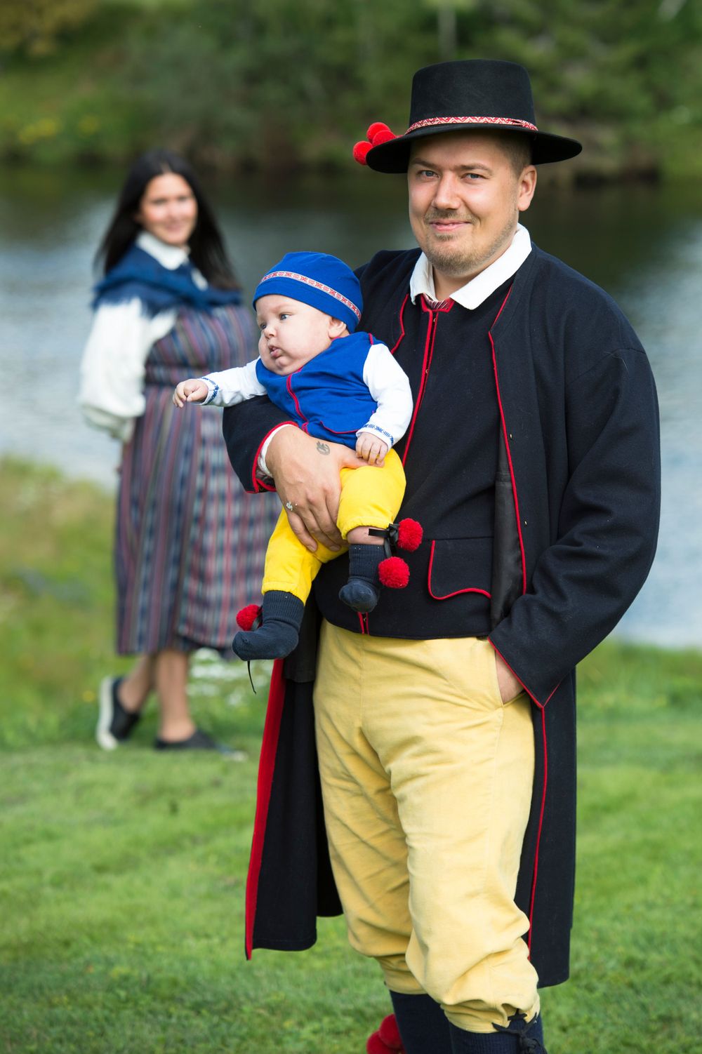Dopfotografering av familj i färgglad folkdräkt