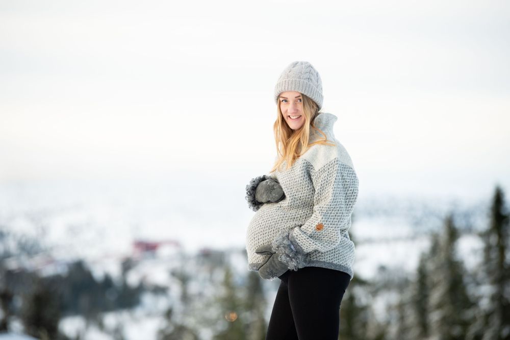 Gravidfotografering på fjäll i vintermiljö