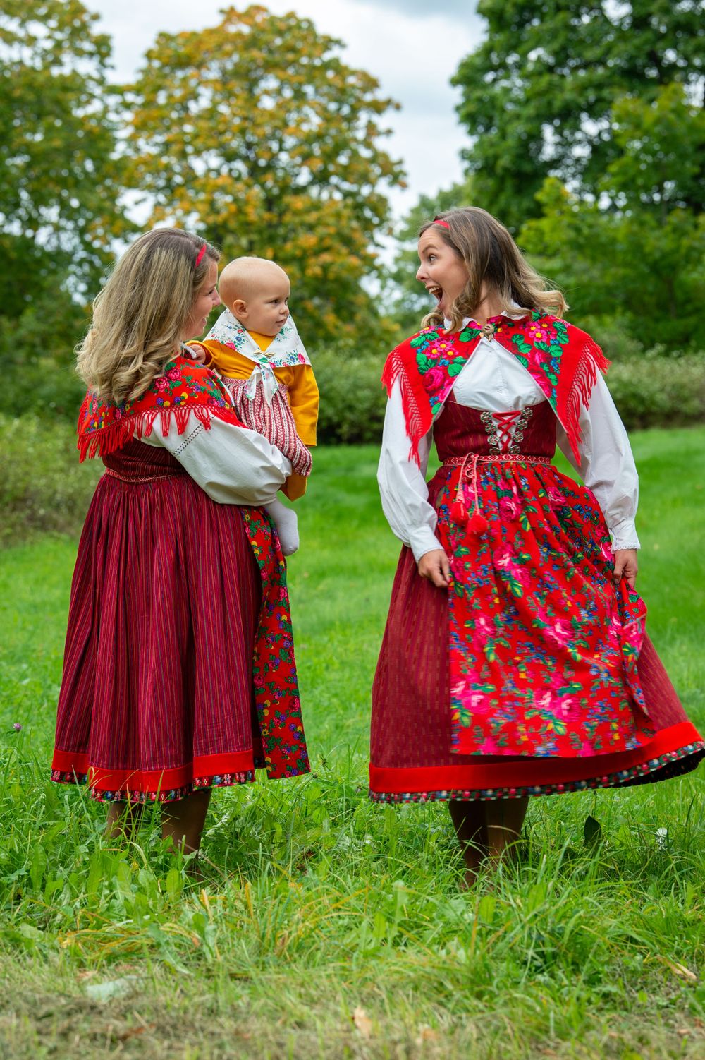 Färgglad folkdräkt från Nås