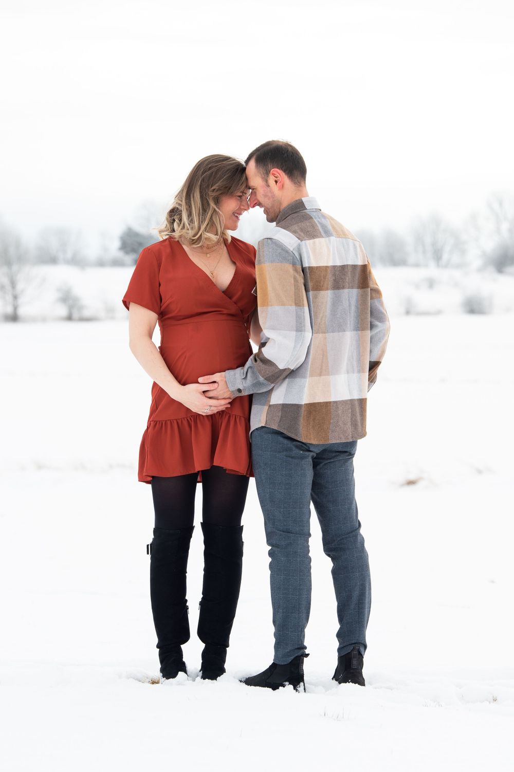 Gravidfotografering av familj i vintermiljö