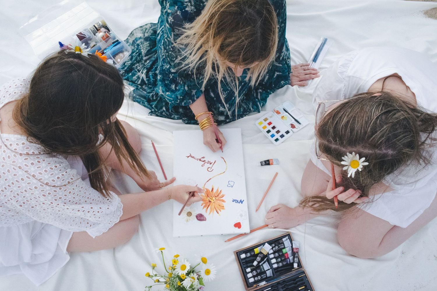 Séance photo d'une mère avec ses deux enfants pendant une activité créative. Photo prise par la photographe Clélia Voisin