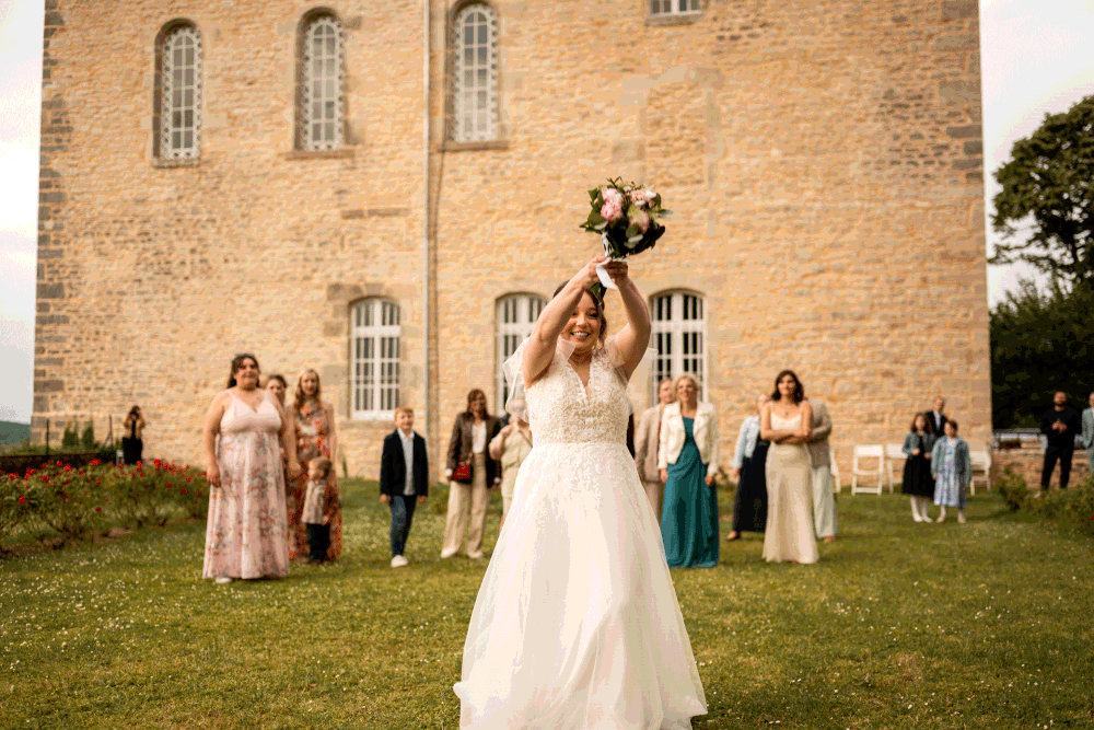 Lancer du bouquet de la mariée en plein vol devant les invitées