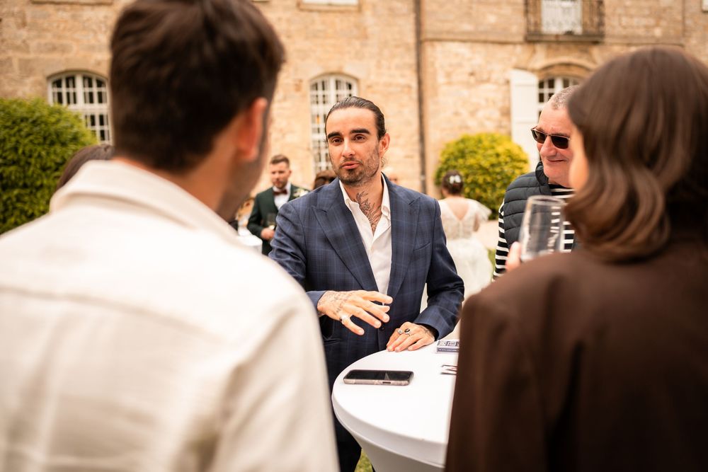 Le magicien "Le Dramagiste" en pleine performance devant des invités bluffés.