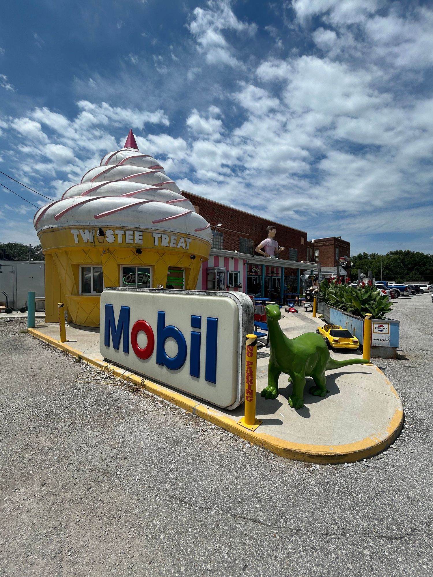 Pink Elephant Antique Mall—Livingston Illinois