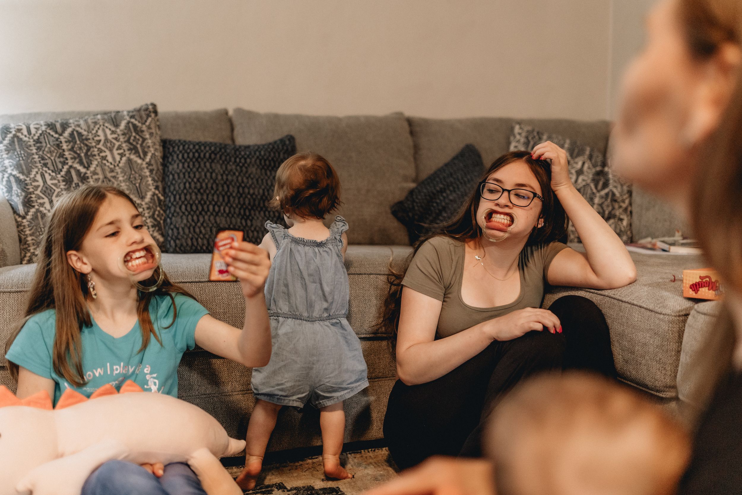 A casual outdoor scene at a house with people bonding and spending time together in the backyard. chesapeake virginia family photographer