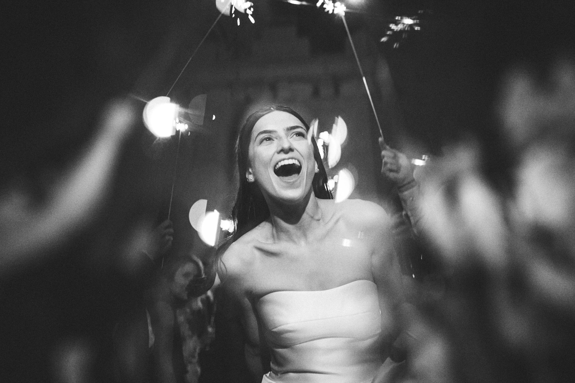 Romantic French destination wedding in Portugal — captured with cinematic flair at Forte da Cruz. By Regina Wedding Photographer Lisbonn