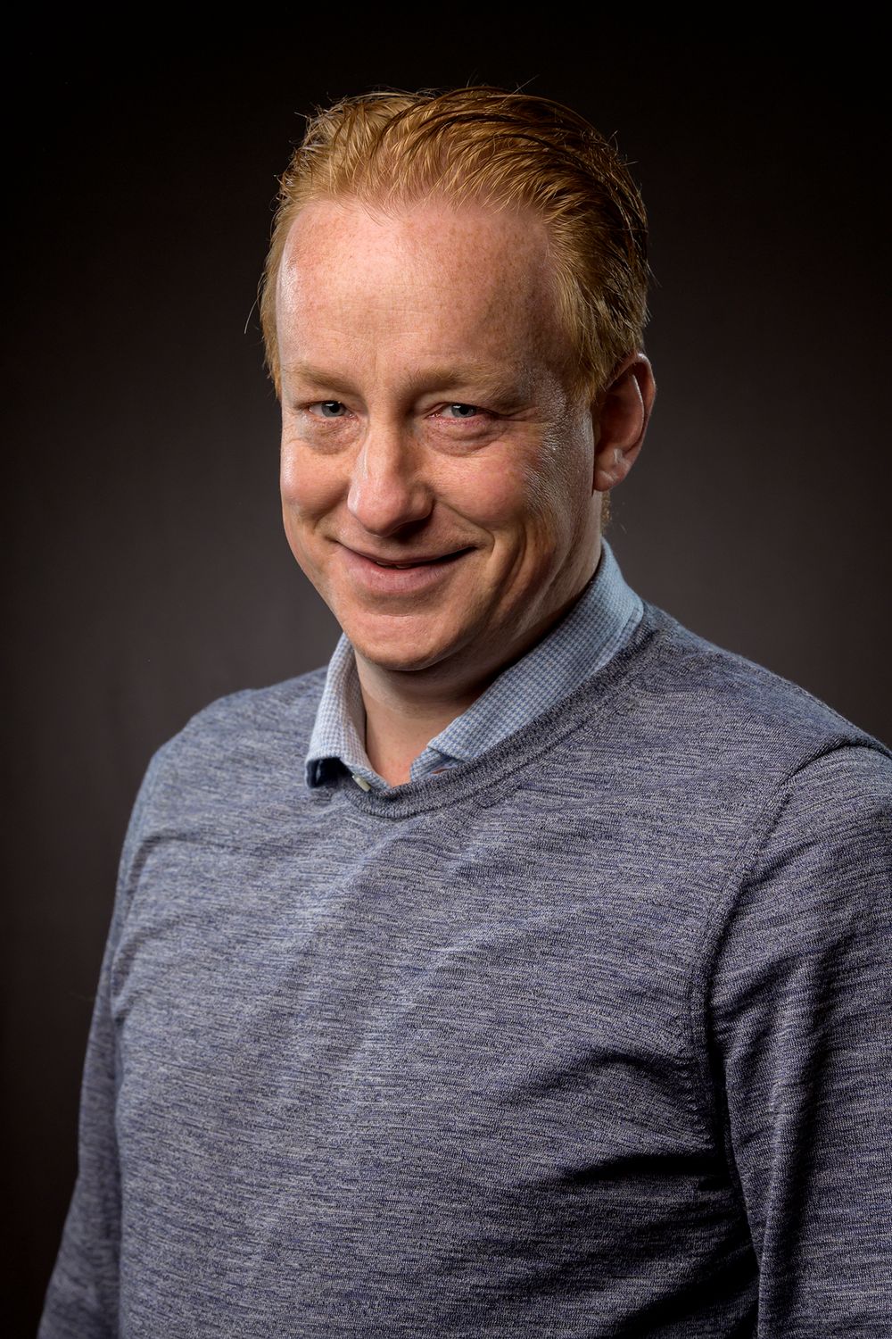 portret in de studio van man voor LinkedIn in kleur