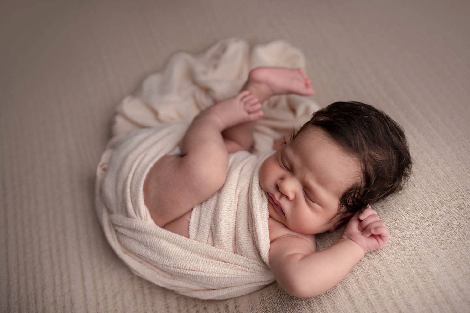 mini newborn sessions Surrey studio photography Elizabeth Lang Photography. Short baby photo shoot with minimal stress. baby in cream