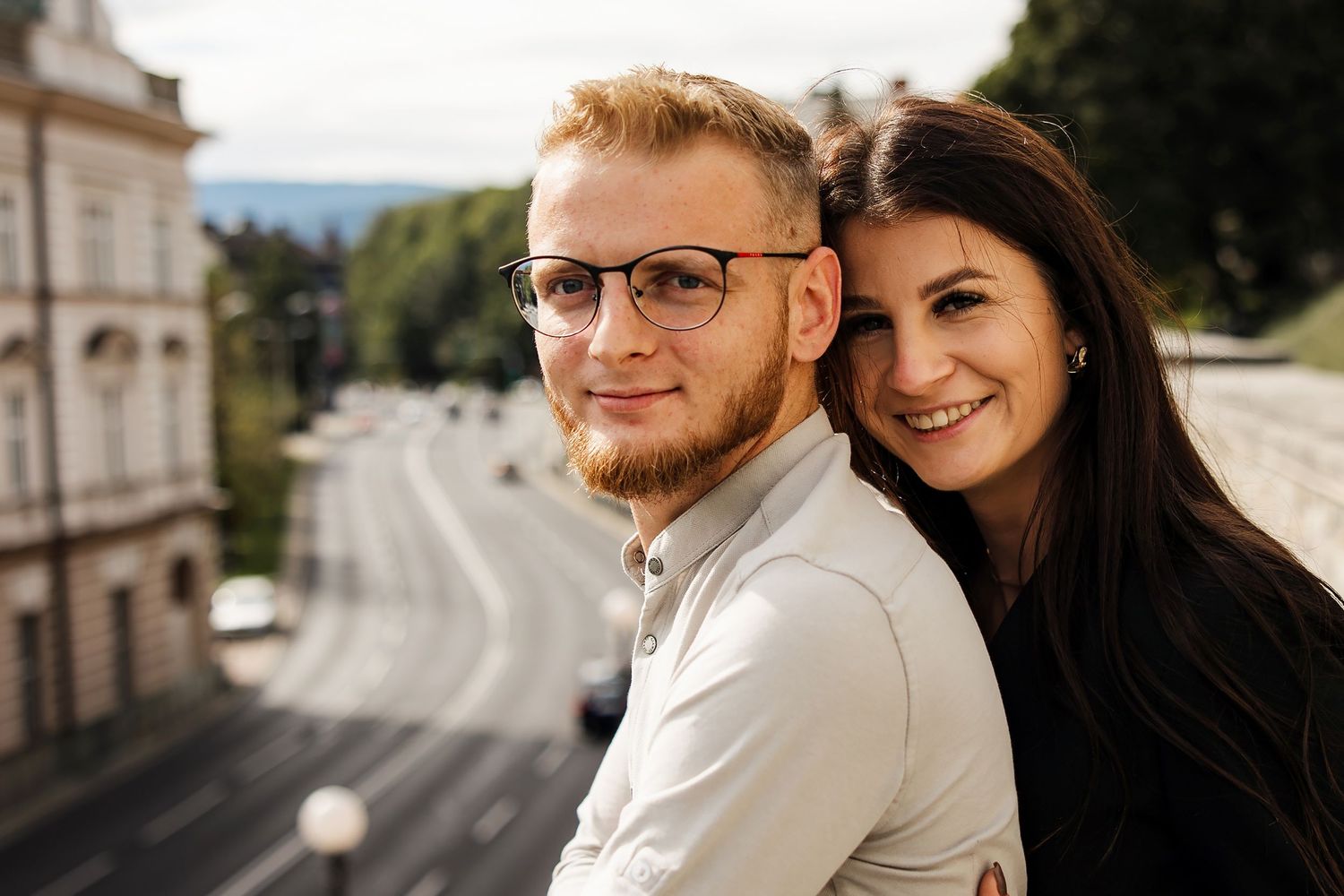 Sesja narzeczeńska - para młoda pozująca do obiektywu fotografa przy jednej z głównych ulic Bielska - Białej