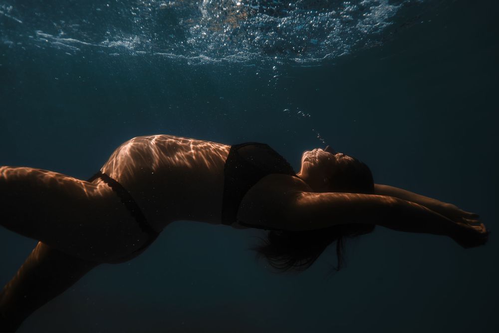 Underwater maternity photographer
