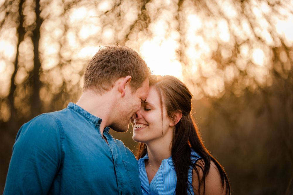 Verliebtes Pärchen beim Engagement Shooting berühren sich - geschlossene Augen