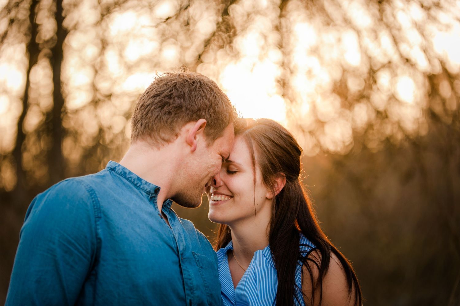 Verliebtes Pärchen beim Engagement Shooting berühren sich - geschlossene Augen